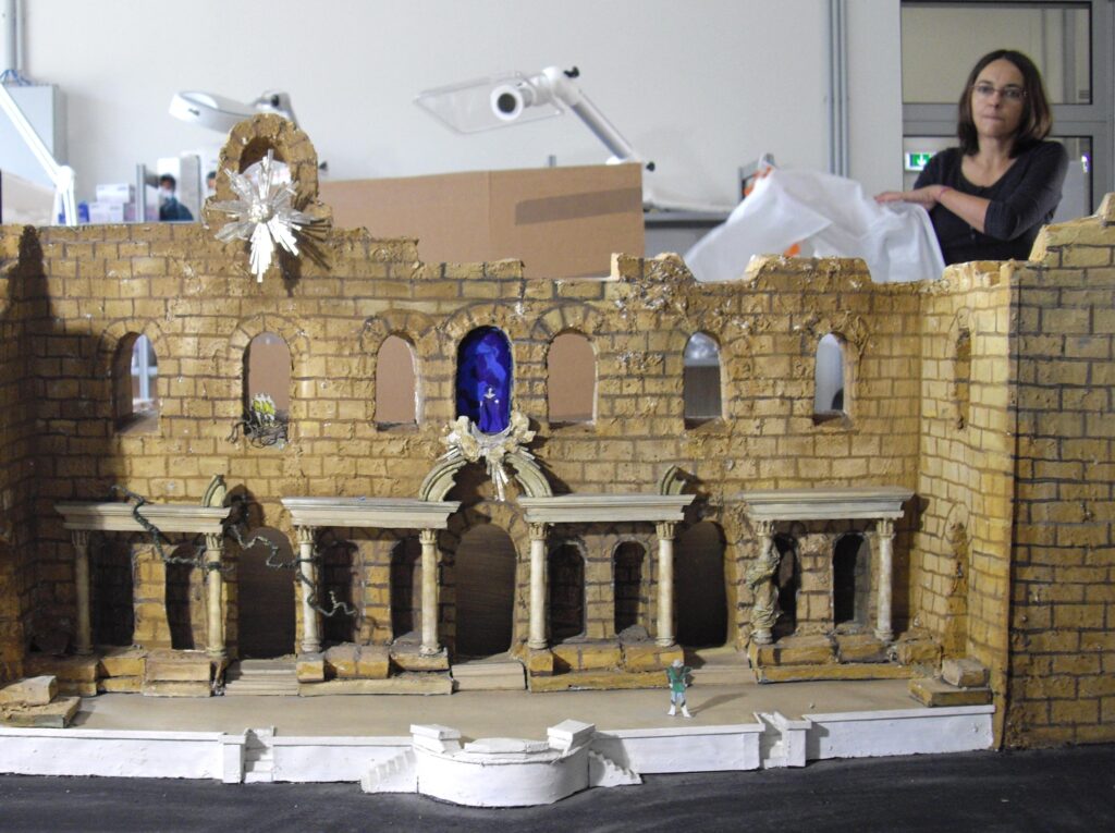 Restaurierung Theatermodell Bühnenbild Entschimmelung Papiermodell